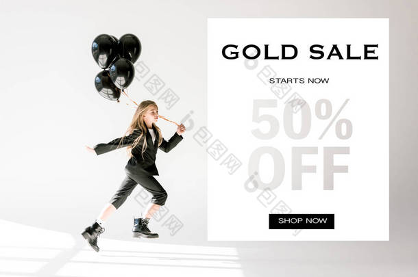 时尚的孩子在时尚西装跳跃与黑色气球灰色, 黄金销售横幅概念