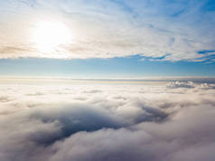 空中风景。天气晴朗时在白云上飞翔.