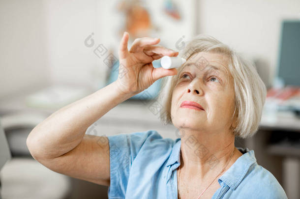 老年妇女滴眼药