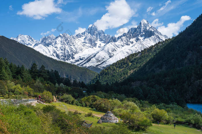 中国四川省康定木古国家公园的贡加山和松树林，喜马拉雅山山脉，亚洲