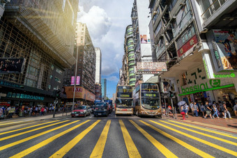 香港, 中国-7月12日: 香港旺角街 Undefiend 巴士及货车于2017年7月12日在旺角大街的交汇处停车图片