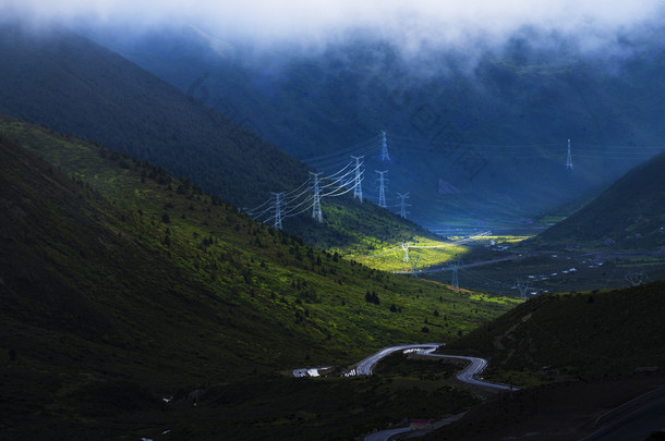 西部地区的四川省康定市藏族自治州甘孜省中国新都桥，位于川藏线 318 国道