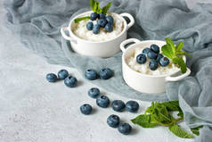 早餐用蓝莓做稀饭或布丁。健康营养