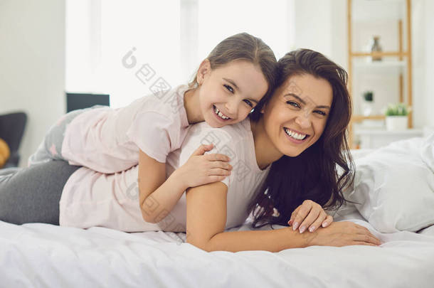 快乐的<strong>母亲节</strong>快乐的母女俩躺在床上的画像.