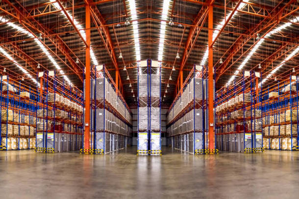 仓库、工业和物流公司。商业仓库。有高货架的大型配送仓库.低角度视图.