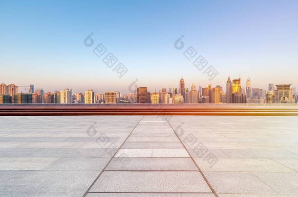 空砖地板与天际和大厦在日出, 温暖的传播的阳光在城市