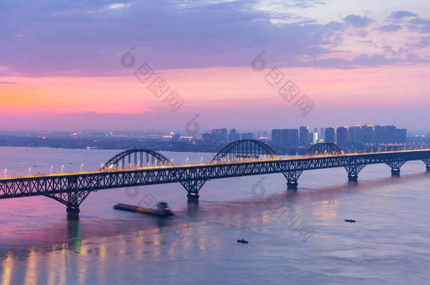 九江联合桥在夜幕降临中特写