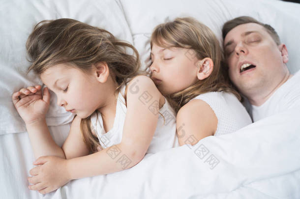 <strong>孩子</strong>们，女儿们，爸爸在床上睡在毛毯下的枕头上爸爸打呼噜很厉害。家人合睡。<strong>睡眠</strong>不足，该睡觉了，做个好梦。醒来，升入幼儿园，上学，工作.