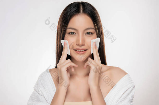 年轻美丽的亚洲女人,有着干净新鲜的皮肤.美女脸蛋的护理。面部治疗。化妆品、美容美发和温泉.