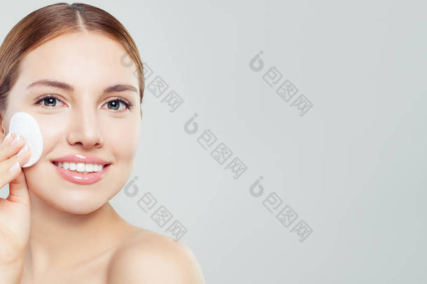 棉垫的妇女。面部护理、美容、护肤、美容和水疗背景