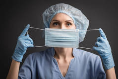 戴着医用面罩戴乳胶手套的护士，用深灰色隔离