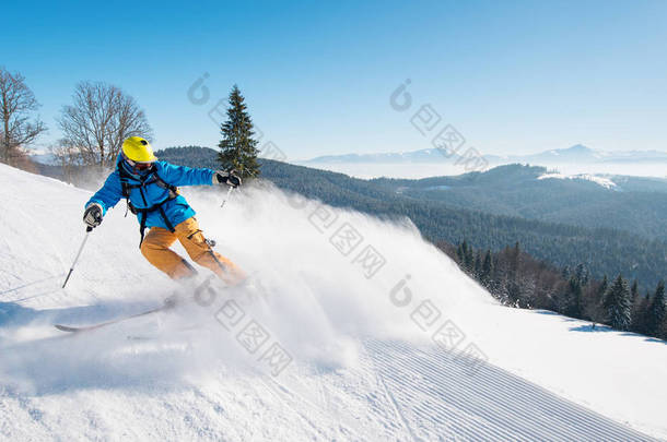 骑在美丽的冬天天 copyspace 坡专业滑雪射击滑雪度假村休闲旅行旅游度假极端肾上腺素