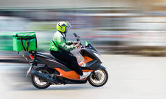 食品递送人员驾驶摩托车，赶往网上订餐的顾客手中。由于病毒传播的影响，大多数人在2020年4月22日居住在泰国的Ban Nonthaburi.