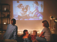 家庭 母亲 父亲 和孩子 看 投影机， 电视， 电影