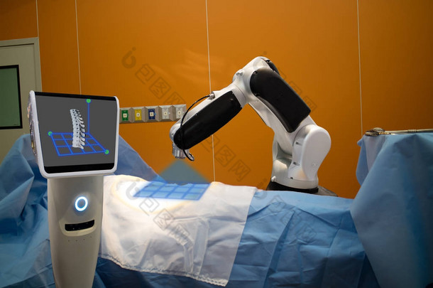 医疗技术用机器人辅助扫描病人