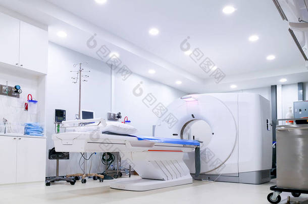 扫描室的多探测器CT扫描仪(计算机断层扫描)医疗设备.