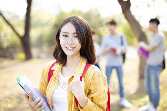 校园里亚洲大学生的肖像