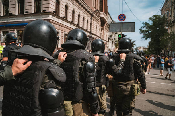 警察在集会期间维持当地<strong>秩序</strong>