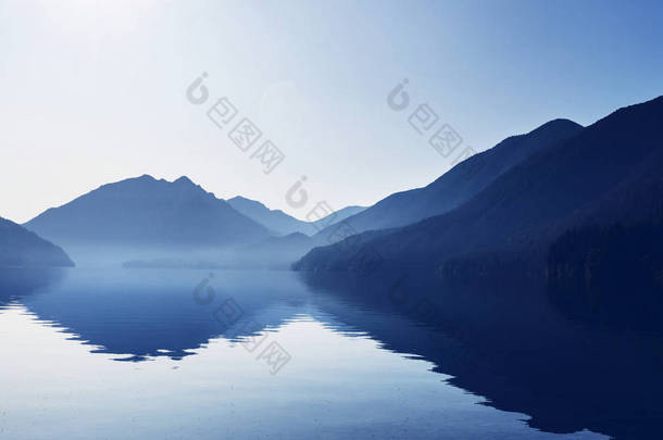 夏天,山中静谧的湖水.美丽的自然景观.