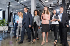 走在现代的办公室，有信心，商人和女企业家在适合多样化与成熟的领导者的全长业务人团队