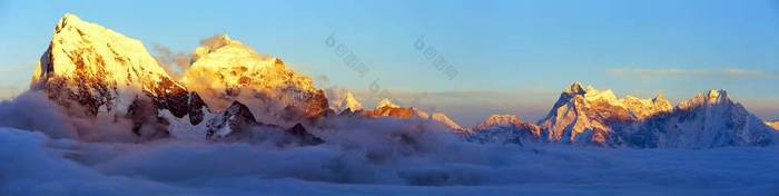 晚上全景从 Gokyo Ri 到登上 Kangtega, Thamserku Arakam 谢, Cholatse 和 Tabuche 高峰跋涉到珠穆朗玛峰基地营地-尼泊尔喜马拉雅山