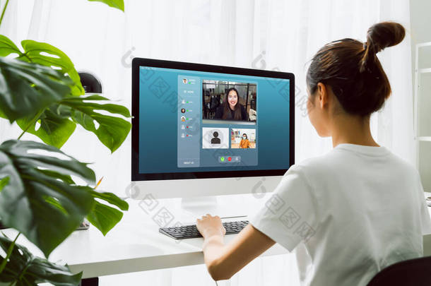 亚洲女商人在网上与<strong>团队</strong>进行视频电话会议，介绍工作计划。在家工作的概念.
