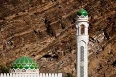 白色清真寺宣礼塔 （马斯喀特，阿曼岩石背景