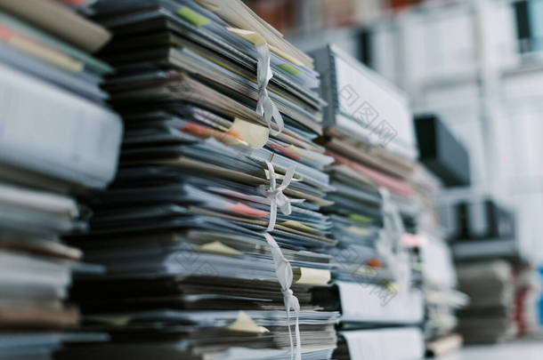 办公室<strong>文件</strong>和档案堆积如山：超负荷工作、档案管理和行政管理概念
