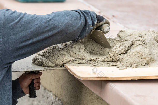 工地施工现场板上的瓷砖工人搅拌湿法水泥