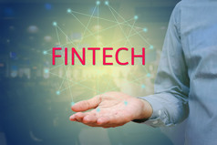 财政和技术 (Fintech) 的概念。商人在手和网络上显示文本 Fintech.