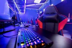 专业的游戏玩家咖啡厅有着强大的个人电脑游戏座椅蓝色。概念网络体育领域