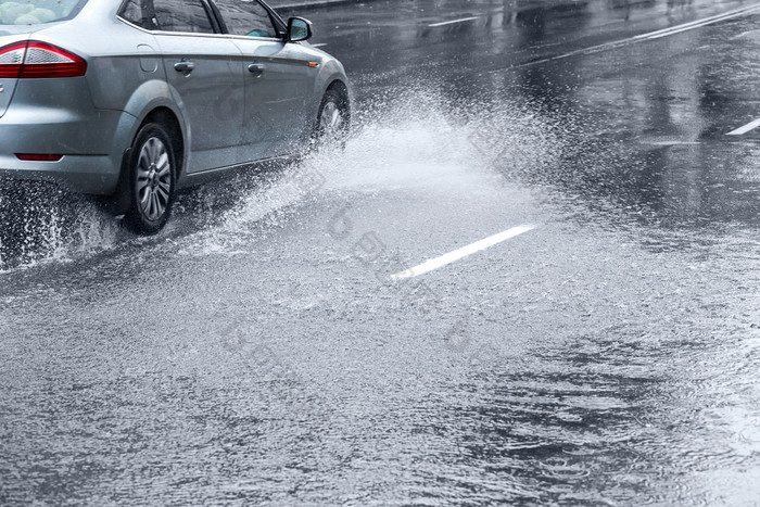 雨天开车 下暴雨,积水