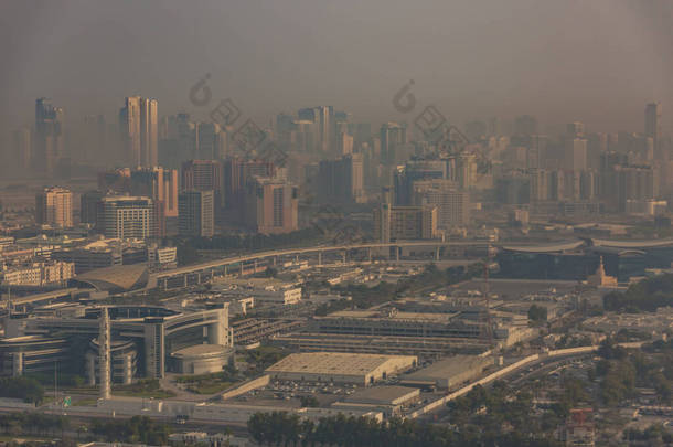 沙尘暴期间的迪拜夜晚全景。迪拜笼罩在从空中看到的沙尘暴之中