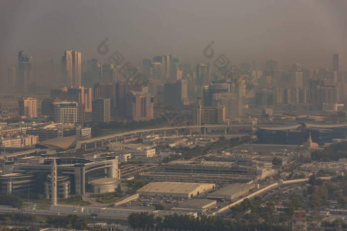 沙尘暴期间的迪拜夜晚全景。迪拜笼罩在从空中看到的沙尘暴之中