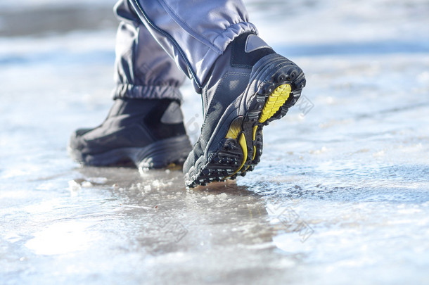 <strong>冬季</strong>穿的皮靴在白雪皑皑的雪道上行走