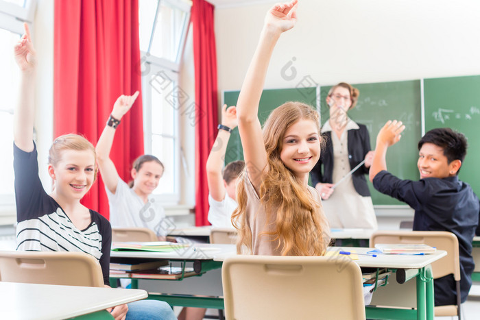 老师的学生在学校的课堂教学 学校课堂