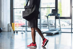 美国黑人男子在运动装袋在健身房拍摄
