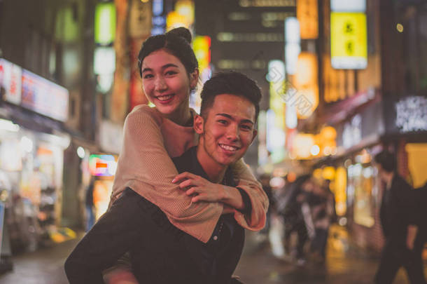 日本青年夫妇在东京共度时光