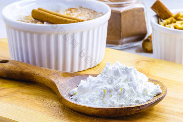 玉米淀粉是用玉米制成的面粉，用于烹调或配制奶油，作为增稠剂.
