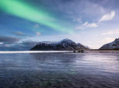 Aurora Borealis 。挪威罗浮敦岛上的Skagsanden海滩...星星和北极光水面上的反光。旅行-形象