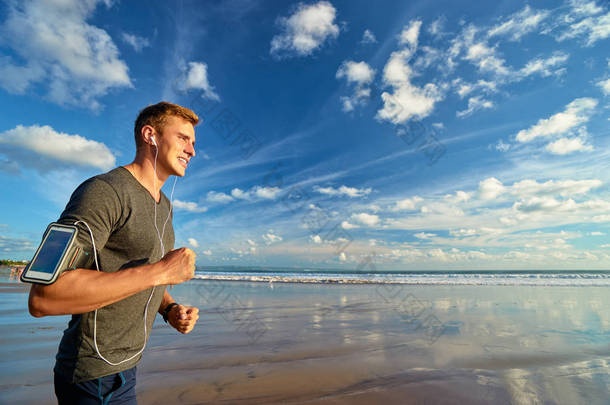 男子在海滩上慢跑.