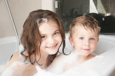 弟弟和妹妹泡沫澡