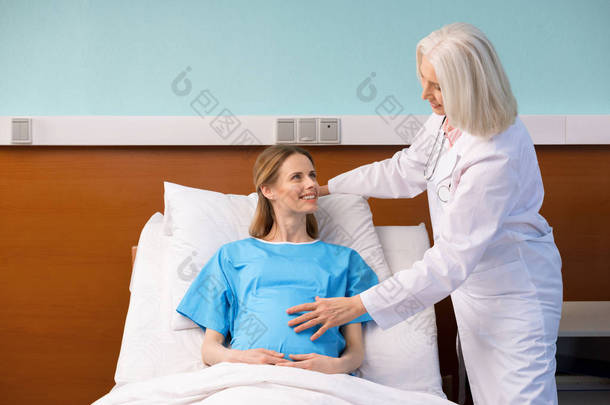 医生和怀孕的女人 