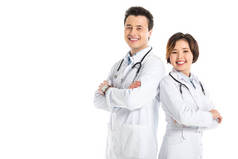 女医生和男医生交叉手臂看着相机和微笑隔离在白色