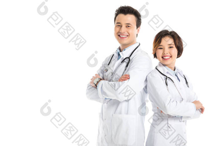 女医生和男医生交叉手臂看着相机和微笑隔离图片-包图网企业站