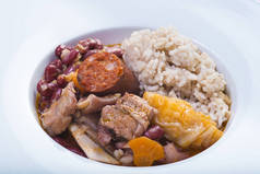 传统的葡萄牙 feijoada 服务于一个健康饮食的盘子里