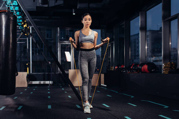 运动女孩用跳绳在健身房锻炼