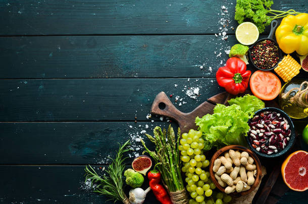 有机食品。新鲜蔬菜和水果。顶部视图。免费复制空间.