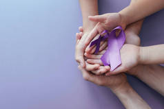成人和儿童手拿着紫色丝带，阿尔茨海默氏症