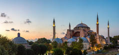 Ayasofya 博物馆 (圣索非亚大教堂) 在一个美丽的夏夜, 在土耳其伊斯坦布尔的苏丹艾哈迈德公园